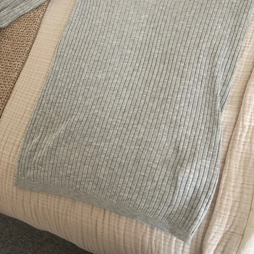 Vince Light Gray Ribbed V-Neck Sweater size small preppy cozy loungewear